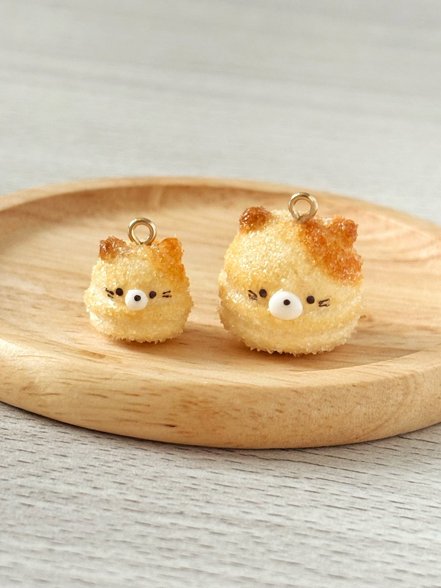 kyamini_mgmg's tweet photo. イヤリング・ピアス用の鈴カステラたちと比べると、これくらいサイズ差があります✨

小さい子も可愛いけど、大きい子はより本物の鈴カステラみたいで美味しそう😋
表情も見えやすくて、それぞれの個性がより伝わります🐻‍❄️🐱🐶

#制作過程 #ハンドメイド #フェイクスイーツ #ミニチュア #kyamini https://t.co/Cg5yuIONdr