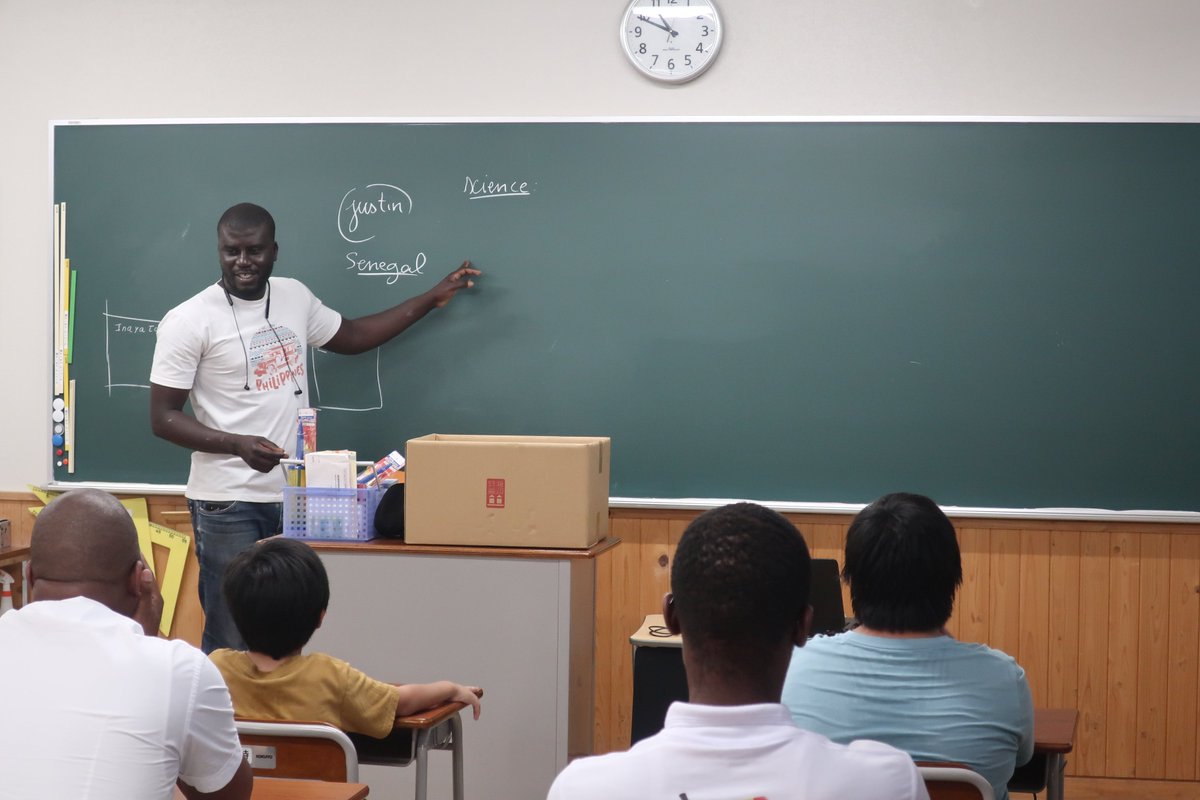naruto_univ's tweet photo. 【留学生による科学工作ワークショップ】
7月22日・29日、大学院グローバル教育コースの留学生が、
地域の子どもたち���対象に、科学工作ワークショップ���実施しました！

風船の力で進む車・ボートや手作り発電機を製作し、
科学の仕組みや工作の楽しさを体験しました✨️ https://t.co/DBRve7tfBm
