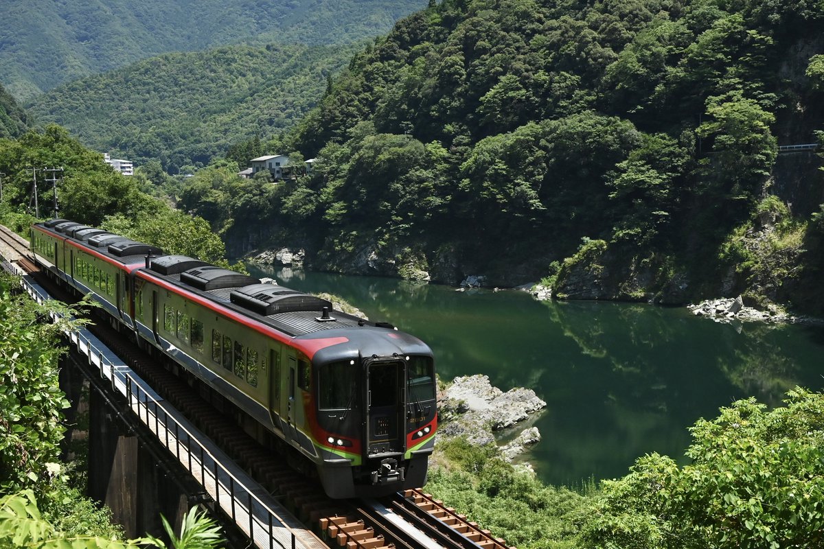 berusasu428's tweet photo. 7/30  35D
特急 南風5号

吉野川沿いを駆ける2700系💨 https://t.co/V0duIX5JFN