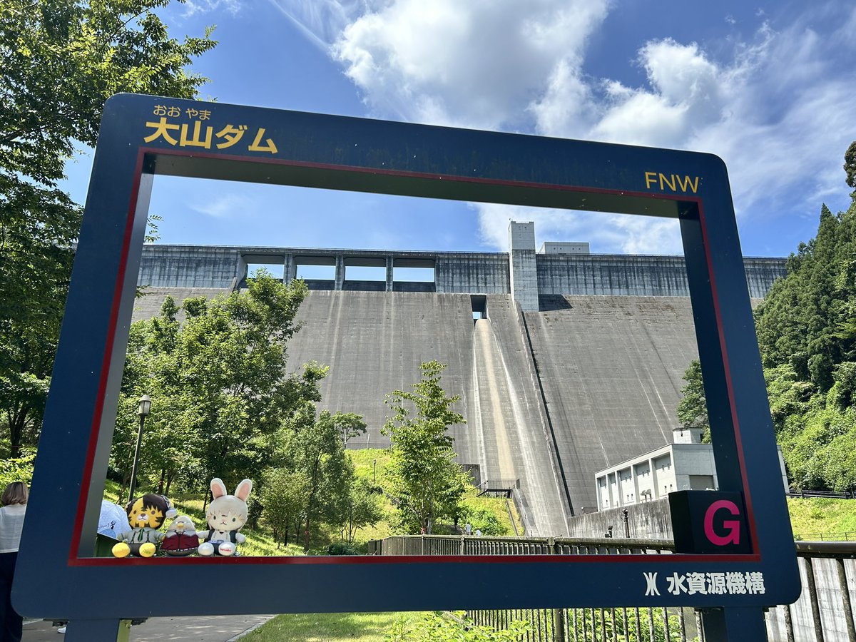 mad_uribo's tweet photo. この日は #スノーピーク奥日田 へ行ってました
帰りは大山ダムへ
🐯記念撮影📸
🐰事前にアプリを入れておくと巨人と一緒に写れたそうですよ
🐤心臓を捧げるﾁｭﾝ🫀
  #タイバニキャンプ部 #ぬい旅 https://t.co/15TUsb9JbJ