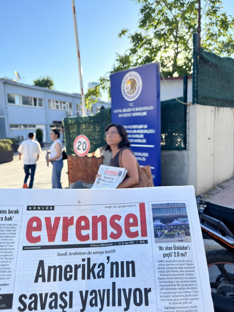 emepkartal's tweet photo. Kartal Belediye İşçileri güne işçi basını Evrensel ile başlıyor. https://t.co/aO6SYVxg3p