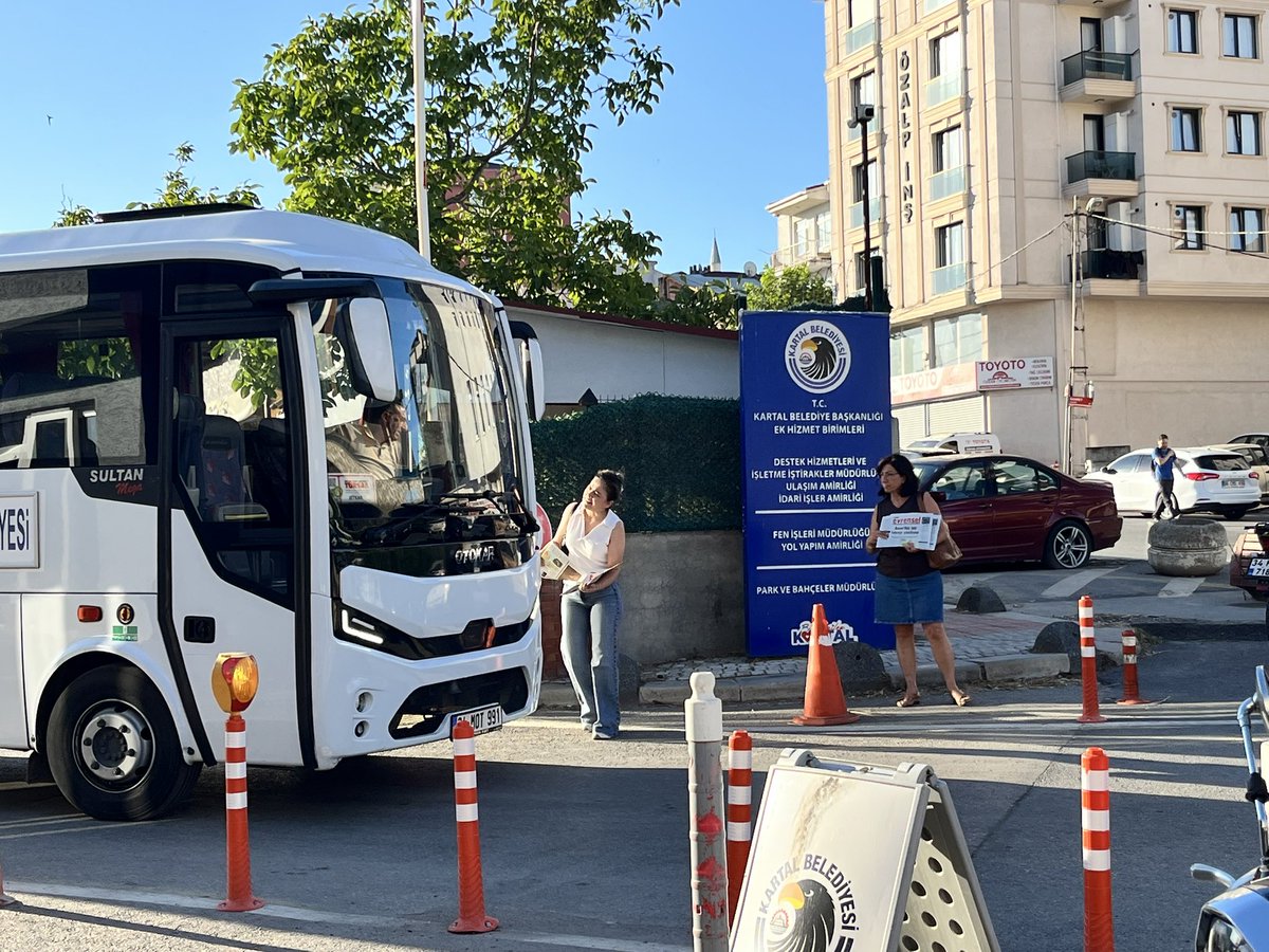 emepkartal's tweet photo. Kartal Belediye İşçileri güne işçi basını Evrensel ile başlıyor. https://t.co/aO6SYVxg3p