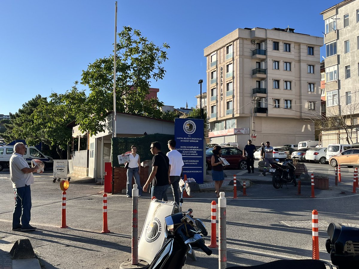emepkartal's tweet photo. Kartal Belediye İşçileri güne işçi basını Evrensel ile başlıyor. https://t.co/aO6SYVxg3p