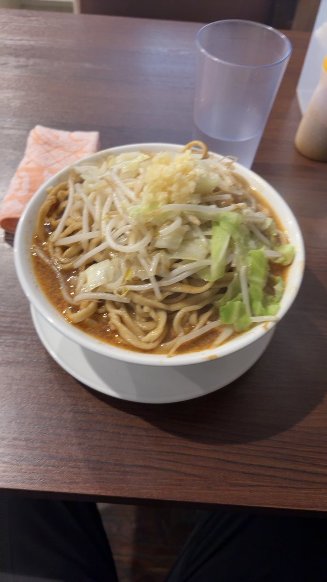 youjiro20's tweet photo. みそ（辛い）、野菜少、大蒜少　凛渋谷店にて

客先訪問前に寄り道😅期間限定のつけ麺もあったが、今日は朝から味噌の気分だったのでぶれずに😏おぉ〜、塩味強め！！😳かなりパンチ効いてます、後半は身震いしそうなレベル🤣豚もしょっぱ旨っ👍🏻
涼しい店内で激汗かきながら完食！

ご馳走様でした！ https://t.co/j1Aqd633eD