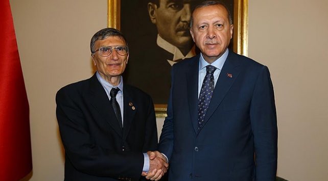 brhnclkr's tweet photo. @anarchyinturkey Bir sanatçı cb ile tokalaşti diye eleştirilemez geçiniz bunlari. Oturani begenmesen de o kuruma karsi elin baglidir. Milli sporcular, akademisyenler, ulkeye hizmet etmiş herkes bu kareyi verebilir - ki vermelidir de. Yanlış yerden deniyorsunuz. https://t.co/I2wkx8rEmY