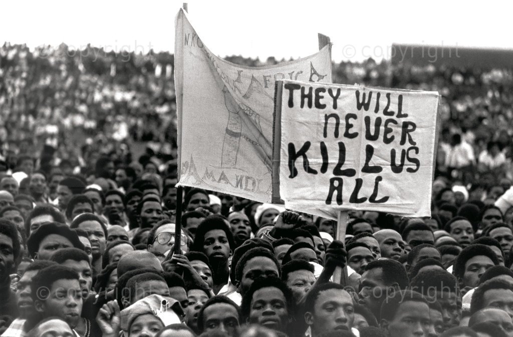 HistorySAZAR's tweet photo. In this picture, a crowd protests outside Uitenhage in 1985 after police killed 20 protestors on the 25th anniversary of the Sharpville Massacre of 1960. An international outcry followed. Credit: Alf Kumalo https://t.co/ElH4umNnUt