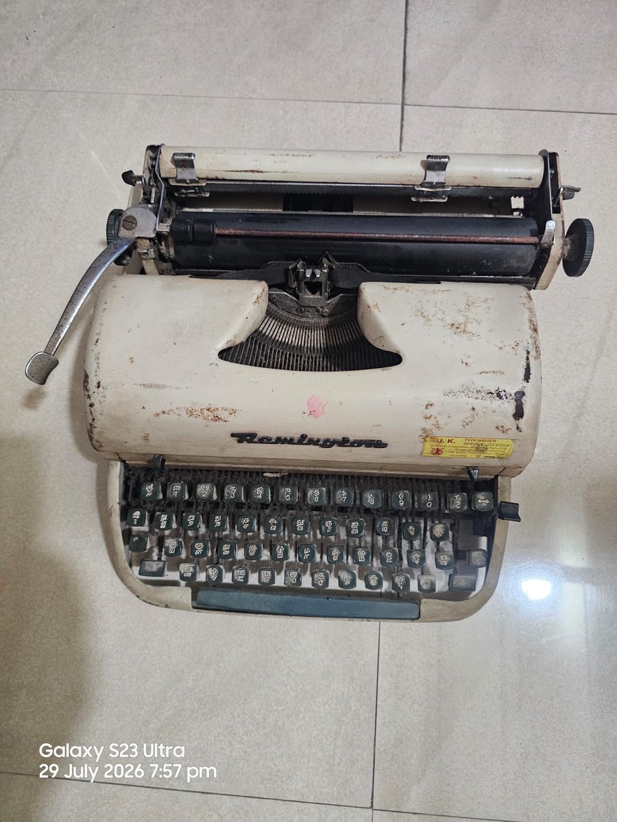 tamil_typist's tweet photo. ரத்தத்தில் கலந்தது டைப்பிங்

என்னுடைய Twitter Handle – @tamil_typist.

சும்மா வைத்த பெயர் இல்லை... காரணப் பெயர்! – Zee Thiraiல் போடுவான் ‘’ரத்தத்தில் கலந்தது சினிமா’’ என்று. அது போல என்னுடைய ரத்தத்தில் கலந்தது டைப்பிங்.

காலேஜில் படித்துக் கொண்டிருந்தபோதே டைப்பிங் மீது இருந்த வெறியில், 1981-ல் படத்தில் இருக்கும் இந்த தமிழ் டைப்ரைட்டரை வாங்கினேன் – வாங்கும் போது அதற்கு வயது 4 – இப்போது 49 (அப்போதைய விலை ரூ.1900... அதுவும் Second Hand!) 

வாங்கிய நாள் இன்னும் Photo Frameபோல் மனதில் இருக்கிறது – ஒரு கோழிக் குஞ்சை தூக்கி வருவது போல் வீட்டுக்குத் தூக்கி வந்தேன். English ஏற்கனவே இருந்தது. 

தமிழ் டைப்ரைட்டரை  வைத்து மட்டுமே ரூ.20000 வரை காலேஜ் படிக்கும்போதே Job Typing அடித்து சம்பாதித்திருக்கிறேன்

ஒவ்வொருவருக்கும் வாழ்க்கையில் ஒரு பொருளை வாங்கும்போது சொல்ல முடியாத சந்தோஷம் இருக்கும்.

சிலருக்கு முதல் பட்டுப் புடவை...
சிலருக்கு முதல் Bike...
இப்போதைய தலைமுறைக்கு முதல் iPhone.

ஆனால் எனக்கு?

இரண்டு Floppy Disk வாங்கிய நாள்தான்!

இதை இன்றைய Gen-Z பசங்களிடம் சொன்னால்,

 "அங்கிள்... Floppyன்னா அந்த டிஸ்க்ல போட்டு படம் பாப்பாங்களே அதானே?" என்று கூட கேட்பார்கள்!

என் வாழ்க்கையில் மறக்க முடியாத இரண்டு Dream Purchase-கள்:

1. WordStar 6.0 Version Floppy (1996)
2. தமிழ் Font Software Floppy – சென்னை நந்தனம் (ரூ.1500)

இரண்டுக்கும் நான் காட்டிய ஆர்வத்தைப் பார்த்தால், ஜனநாயகன் 23ம் தேதி வரும்முன்பு, ஒரு விஜய் ரசிகருக்கு, அவர் எதிரே பார்க்காதபோது, ஒரு விஐபி டிக்கட் கிடைச்சு, நீங்க முதல்வர் விஜய் அருகில் உட்கார்ந்து படம் பார்க்கலாம்னா, அந்த ரசிகருக்கு எப்படி இருக்கும் – அது போன்ற சந்தோஷம்

1996-ல் நான் டெல்லியில் இருந்தபோது, National Informatics Centre-ல் வேலை பார்த்த நண்பன் ஒருத்தன் அமெரிக்கா போனான்.

"உனக்கு என்ன வாங்கி வரட்டும்?" ன்னு கேட்டான்.

அவன் நினைத்திருந்திருப்பான்..

"Levi's Jeans வாங்கச் சொல்வான்...
Sony Walkman கேட்பான்
இல்ல Perfume ஏதாவது கேட்கப் போறான்னு.."

நான் சொன்னது?
"WordStar Latest Version Floppy Set வாங்கிட்டு வா!"

அவன் என்னை இரண்டு நிமிடம் வேற்று கிரகவாசி மாதிரி பார்த்தான்.

ஆனால் வாங்கிட்டு வந்தான். அதன் விலை ரூ.3000. It was a Gift to me.

ஆனால் என் கண்களுக்கு அது Software இல்லை... சாட்சாத் சொர்க்க வாசல்!

முதல் நாள் Officeல் ஒரு stand-alone PCல் Install செய்து, Dot Matrix Printer-ல் முதல் Print எடுத்தபோது கிடைத்த சந்தோஷத்தை இன்றும் வார்த்தைகளால் சொல்ல முடியாது.

இப்போ Word-ல் Ctrl+B, Ctrl+I, Ctrl+U எல்லாம் சாதாரண விஷயம். அதற்கெல்லாம் அப்பா... தாத்தா... கொள்ளுத் தாத்தா...
 WordStar!

அதே போல், அந்தக் காலத்தில் Computer வாங்குவது என்பது சாதாரண விஷயமில்லை.

விலை ரூ.50,000 முதல் ரூ.1 லட்சம் வரை! இருந்தது ஆரம்பத்தில்.

வேலூர் Branch-ல் ஒரே ஒரு Stand-alone PC. அதுதான் கிளையின் VIP.

அதற்கு அருகில் போகும்போதுகூட கொஞ்சம் மரியாதையோடுதான் போவோம்!

தமிழில் ஏதாவது அடிக்க வேண்டுமென்றால்? 

என் 1981 டைப்ரைட்டர்தான் Branch-ன் Official Tamil Department!

அப்போது "தமிழ் கம்ப்யூட்டர்" என்ற ஒரு Magazine வந்து கொண்டிருந்தது.

அதில் தமிழில் Computer-ல் எப்படி Type செய்வது என்று ஒரு கட்டுரை வந்தது. அதை படித்ததில் இருந்து எனக்குத் தூக்கமில்லை. 

அதில் குறிப்பிட்டிருந்த Software விலை... ரூ.1500!

அப்போதைய என் சம்பளத்தில் அது பெரிய தொகை.

ஆனால் சில ஆசைகளுக்கு கணக்கு பார்க்க முடியாது.

ஒரு சனிக்கிழமை மதியம் வேலூரிலிருந்து சென்னை கிளம்பிவிட்டேன்.

கடை நந்தனத்தில். 

நான் என்ன நினைத்தேன் என்றால்:

"பெரிய Software Company... Glass Building... Reception... Air Condition..."

நந்தனத்தில் இறங்கி, நாலு பேரிடம் அல்ல, நாற்பது பேரிடம் கேட்டு, வெய்யில் குறைந்திருந்தாலும், வாடி, வதங்கி, கடைசியில் கண்டுபிடித்தேன். (Google Maps இல்லாத காலம்)

ஒரு Building. அதிலும் இரண்டாவது மாடி. அதில்தான் ஒரு சின்ன ரூமில் அந்த அலுவலகம். 

ஆனால் அந்த நிறுவன உரிமையாளர் சன் டிவியில் பேட்டி கொடுத்தவர் என்பதால், எனக்கு அது Microsoft Office மாதிரி தோன்றியது!

ரூ.1500ஐக் கொடுத்தேன். அவர் ஒரு Floppyஐக் கொடுத்தார். 

அதோடு... இப்போதெல்லாம் Chinese Products வாங்கினால் இருக்குமே, அது போல் எலிமருந்து சீட்டு மாதிரி ஒரு Installation Procedure Sheet!

இப்போ Software வாங்கினால் ஒரு Click. அப்போது ஒரு Software Install செய்வது என்பது... IAS Exam எழுதுவது மாதிரி!

திங்கள் வரை என்னால் பொறுமையாக இருக்க முடியும் என்று தோன்றவில்லை.

கடையில் இருந்து வெளியில் வந்தவுடன், Vellore Branch Manager-க்கு Phone (STD Boothல் இருந்து Call to his house). "சார்... ஞாயிற்றுக்கிழமை Branch-ஐ அரை மணி நேரம் திறக்க முடியுமா?"

ஞாயிறு அவரும் வந்தார். நானும் அவர் வருமுன்பே வாசலில் வெயிட்டிங்

அதற்குப் பிறகு Floppy-யை Drive-க்குள் போட்டோம். Software Install பண்ணும்போதும் கடவுள் Backup அவசியம்! அதனால் பிள்ளையாரை வேண்டிக் கொண்டேன்.

Installation வெற்றிகரமாக முடிந்தது.

DOS Editor. தமிழில் Type செய்ய முடியும்! தமிழ் டைப்ரைட்டர் கீ போர்ட்டை மனதில் வைத்து டைப் அடிக்க வேண்டும்.

நான் Keyboard-ல் அடிக்கிறேன். Screen-ல் அழகான தமிழ் எழுத்துக்கள்! 

Branch Managerக்கு அதைப் பார்த்து கண்கள் விரிந்துவிட்டன.

"என்னங்க இது? நீங்க English Key Boardல அடிக்கிறீங்க... அது தமிழ்ல வருதே!"

ஒரு Print எடுத்துப் பார்த்தோம். அருமை!

அந்த நாள் நான் Softwareஐ Install பண்ணவில்லை. என் கனவை Install பண்ணினேன்.

இன்று AI காலம். ஒரு Click-ல் தமிழில் எழுதுகிறது. 

இப்போது நான் systemல் உபயோகிக்கும் font https://t.co/JVWex0J5gHல் free download வசதியுடன் (எந்த தமிழில் வேண்டும் என்று 6 option வேறு வருகிறது – இலங்கை தமிழா என்று கூட கேட்கிறது) – Ctrl + Lஐ அழுத்தினால் தமிழ், மீண்டும் அழுத்தினால் இங்கிலீஷ்

ஆனால் அந்த நாட்களில்...

ஒரு தமிழ் எழுத்தை Computer-ல் வரவழைப்பதற்காக, சென்னை வரை Floppy வாங்கச் சென்ற சந்தோஷம்...

அது மீண்டும் கிடைக்காத ஒரு காலம்.

டைப்பிங் உன் ரத்தத்திலேயே இருக்குன்னு என்னோட Institute instructor பல முறை சொல்லியிருக்கிறார். 

அது உண்மைதான் என்பது இன்றுவரை நீங்காத என் டைப்பிங் ஆசையிலிருந்து எனக்கே தெரியும்

சில சந்தோஷங்களுக்கு Version Upgrade கிடையாது!