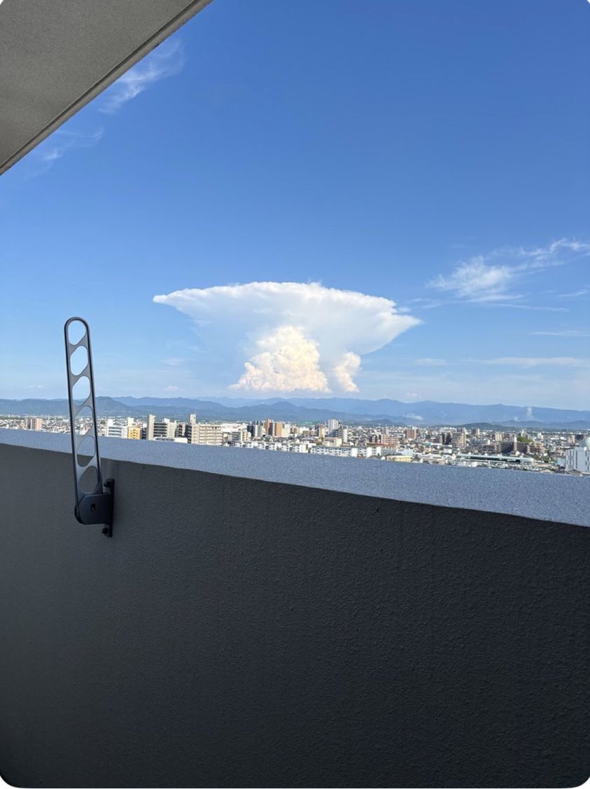 matsudadoraemo1's tweet photo. イオンモール熊本の爆発直後に流されたこの写真は、生成AI？　現在は、削除されたか、消し込みをかけられたか、情報のある方は、お知らせください。 https://t.co/lYhcrRPtSW