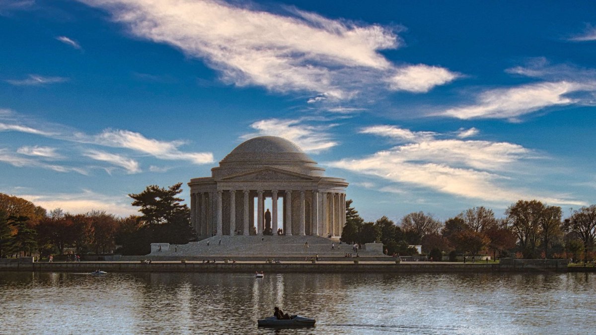 cottwcjxtdodc's tweet photo. Had a wonderful time. The combination of water and the monument is really something. https://t.co/fQpx1sjSPe