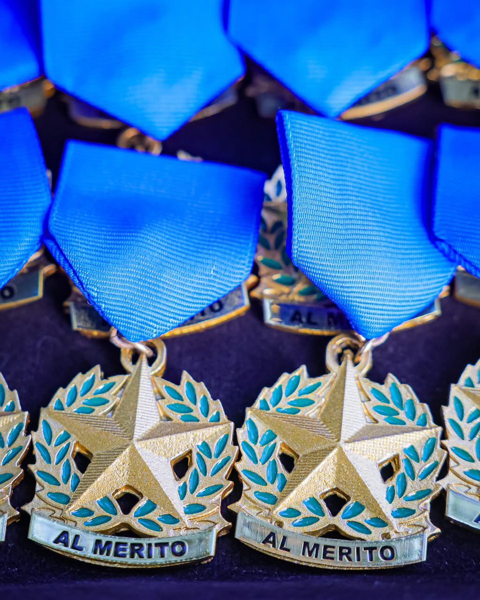 endesarrollo_sv's tweet photo. #PresidenteBukele condecora con la Medalla al Mérito al contingente salvadoreño que integró parte de la misión que viajó a Venezuela para brindar ayuda humanitaria a las víctimas de los terremotos que sufrió esa nación suramericana. https://t.co/0oGxeihAQj