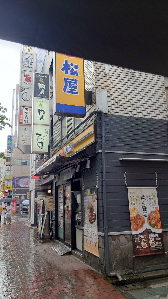 render_organ's tweet photo. 修羅の国過ぎる。店員さんもきついだろうから一時休業とかにすればいいのに。

覗くと、それでも食べている猛者がいるから驚く。 https://t.co/GEnzJ5jMFB