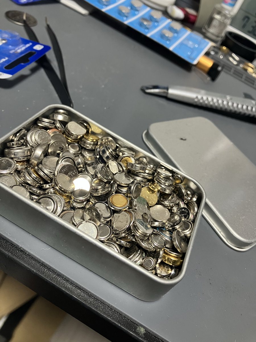 Arahisik's tweet photo. 作業してたら使い終わった豆電池爆発して死ぬかと思った
新品と比べたらパンッパンになってるし
使い終わった電池は放置せずにすぐ捨てるようにしないとなあ https://t.co/KAI3LLHt81