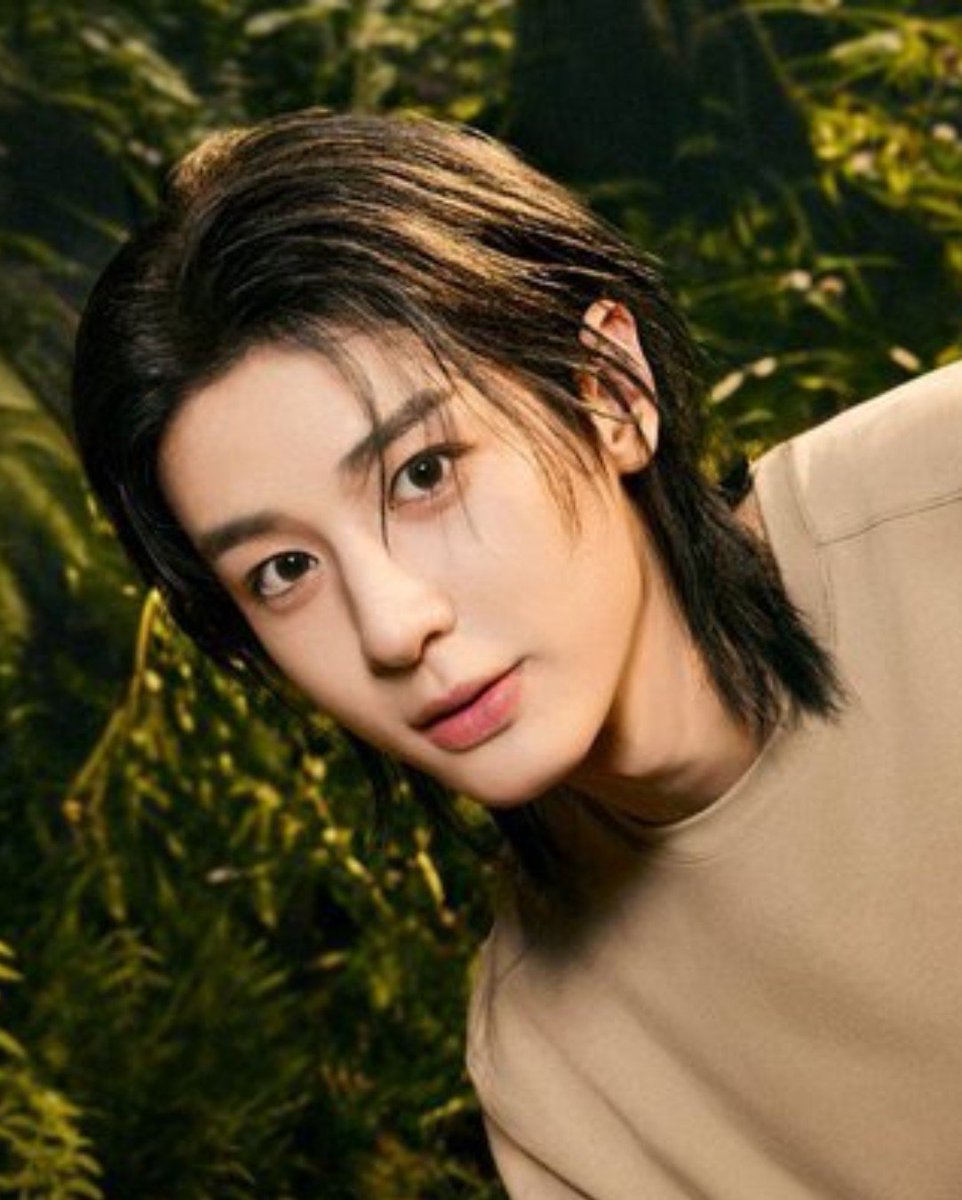 cinnabunniehan's tweet photo. his long hair! his eyebrows! his beautiful shining eyes! his biteable nose! HIS LIPS AAAAAA i love everything about him i swear why is he the most beautiful person ever? 😩😩😩 https://t.co/GKAtKTRzBd