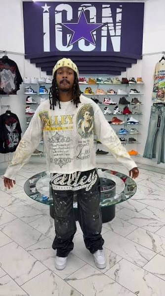 marianvinelli's tweet photo. @Sir_Longshank @kunley_drukpa Mf talking bout Argentina mestizo haute couture and poor clothing while this are the 2 default U.S styles, get the fuck outta here https://t.co/4rxTTwupPk