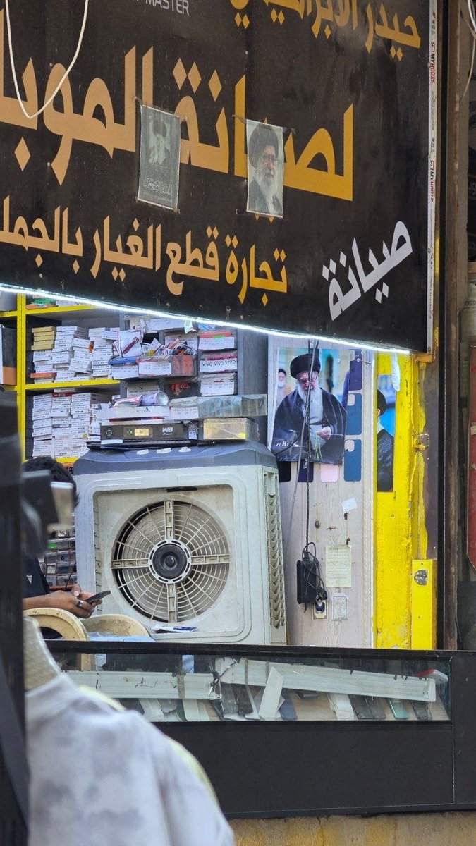 amirreza2023's tweet photo. از نجف برمی‌گردم و یک تصویر در ذهنم حک شده:
عکس رهبرمان روی درِ هر مغازه و دکان.
آقا شهید ما آن‌قدر در دل این مردم ریشه دارد که انگار متعلق به خودشان است.
این را با چشم دیدم، نه با گزارش و خبر.
#یا_لثارات_الحسین
#پناه_ایران https://t.co/9yCYKFBgpu