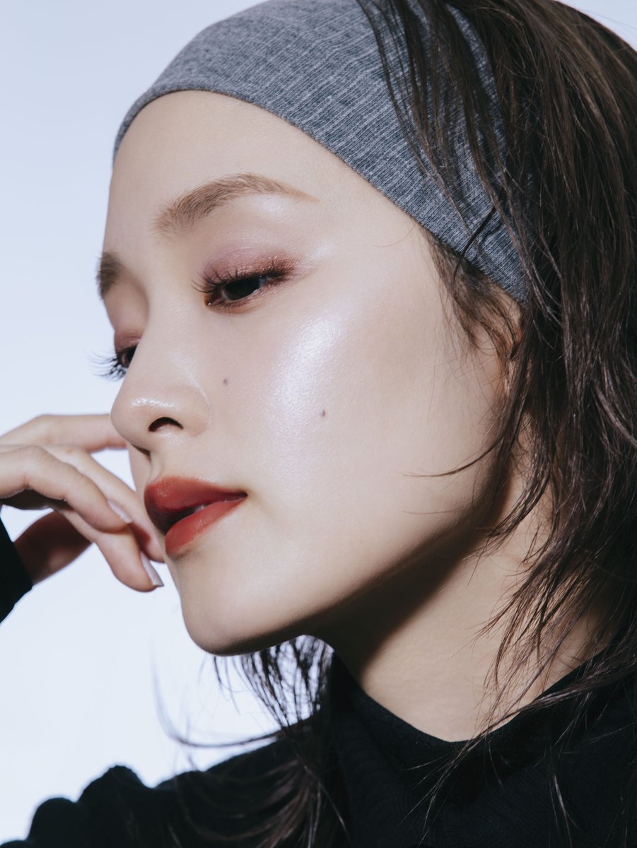 suqqu_official's tweet photo. ヘア＆メイクアップアーティストの岡田知子さんと、俳優の剛力彩芽さんが彩る秋のメイクルック提案。
リュクスなレッドリップを主役に。少しオレンジみのある発色でよりおしゃれ度が上がります。

SUQQU 2026 秋 カラーコレクション
ルックの詳細はこちら
https://t.co/340QgSuYpK
#SUQQU https://t.co/PnohXExdHM
