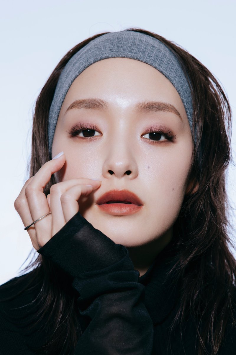 suqqu_official's tweet photo. ヘア＆メイクアップアーティストの岡田知子さんと、俳優の剛力彩芽さんが彩る秋のメイクルック提案。
リュクスなレッドリップを主役に。少しオレンジみのある発色でよりおしゃれ度が上がります。

SUQQU 2026 秋 カラーコレクション
ルックの詳細はこちら
https://t.co/340QgSuYpK
#SUQQU https://t.co/PnohXExdHM