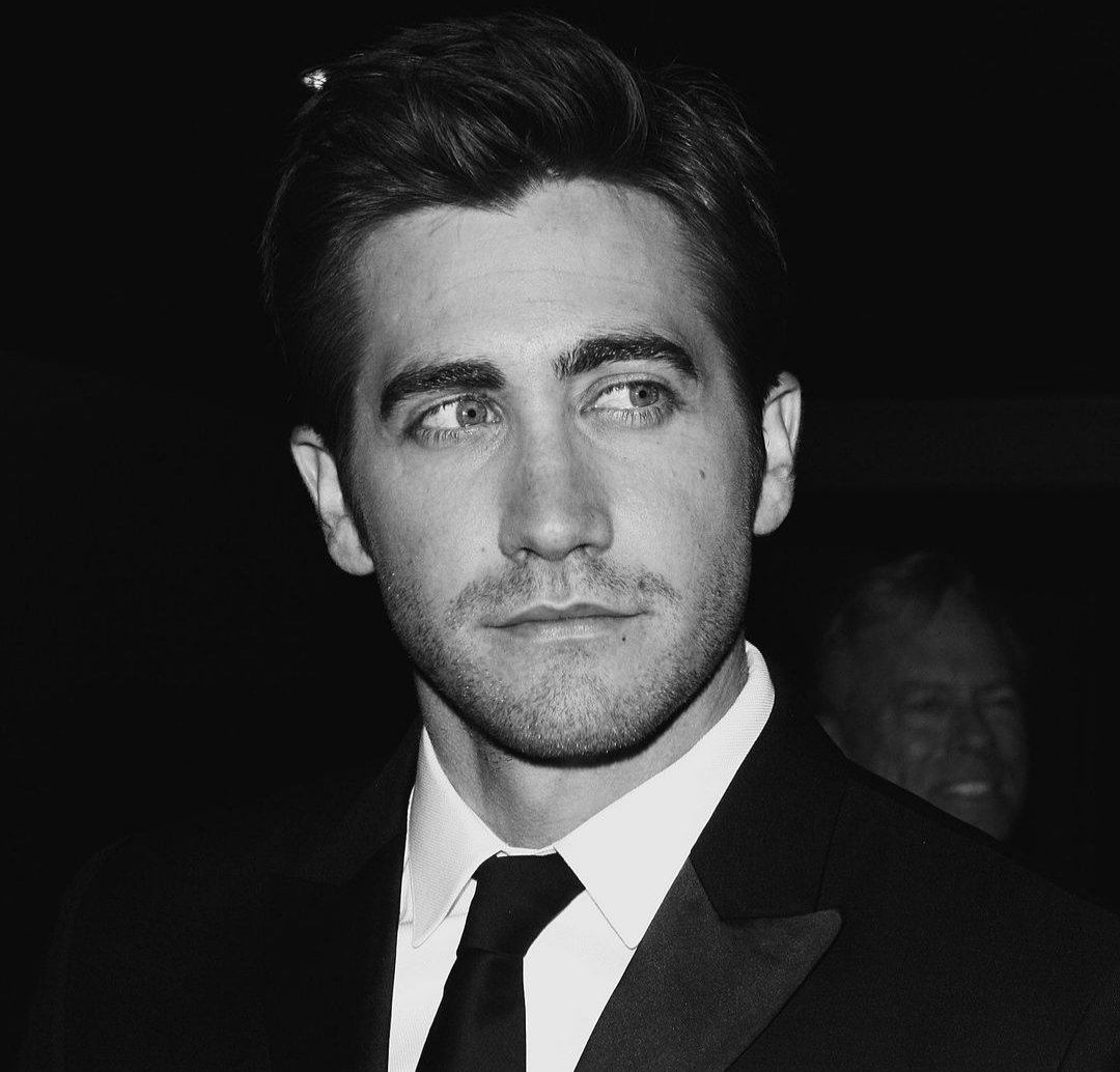 SilviaMJakeGy's tweet photo. Observe the world with your innocence, but don't be fooled by falsehood. Always stay one step behind others and act only when you feel safe. #jakegyllenhaal https://t.co/C5J2SOnwM8