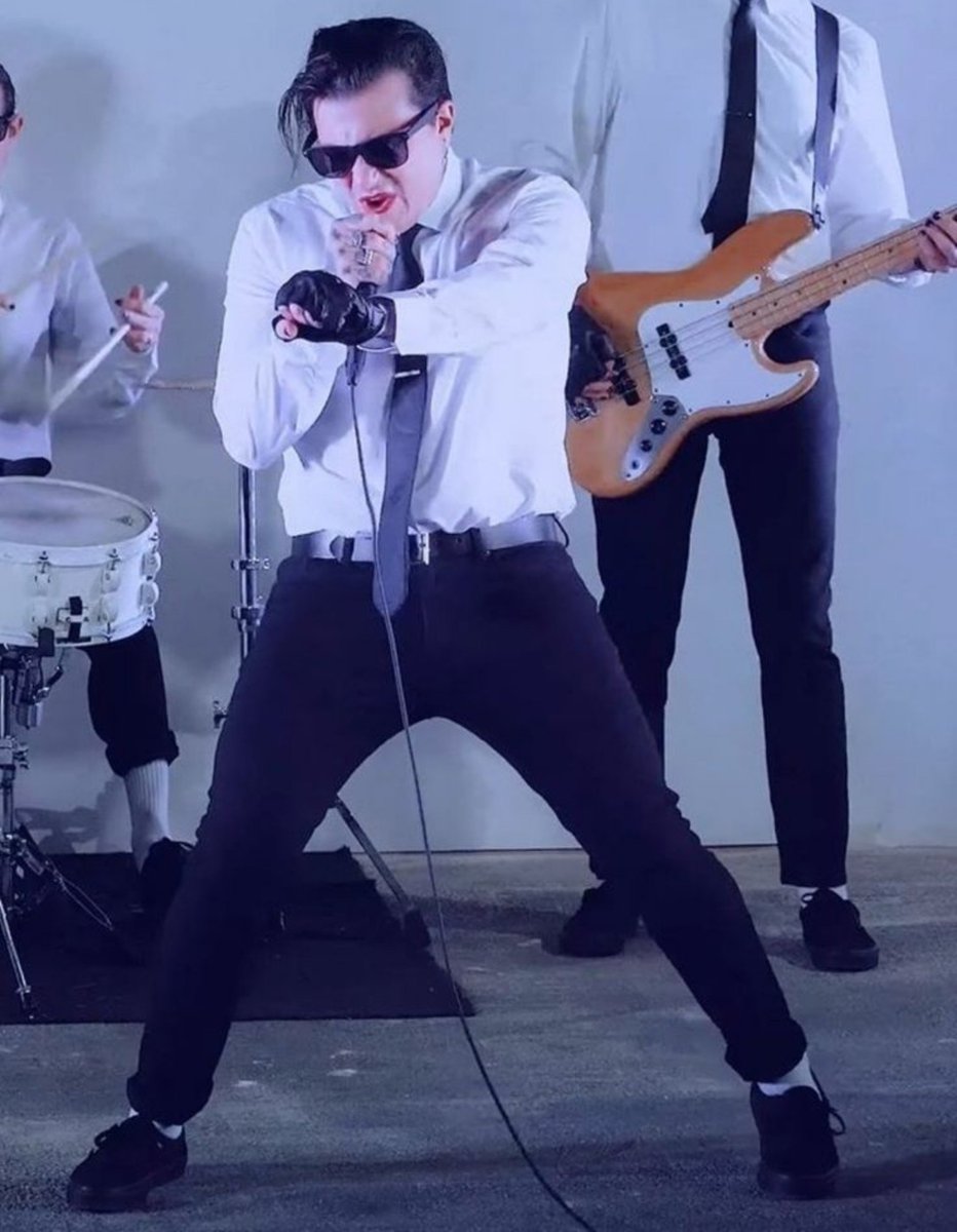 s0mn0lentt's tweet photo. i need frank to wear skinny jeans again, at least once 🛐🖤 https://t.co/vRVPui2XRE
