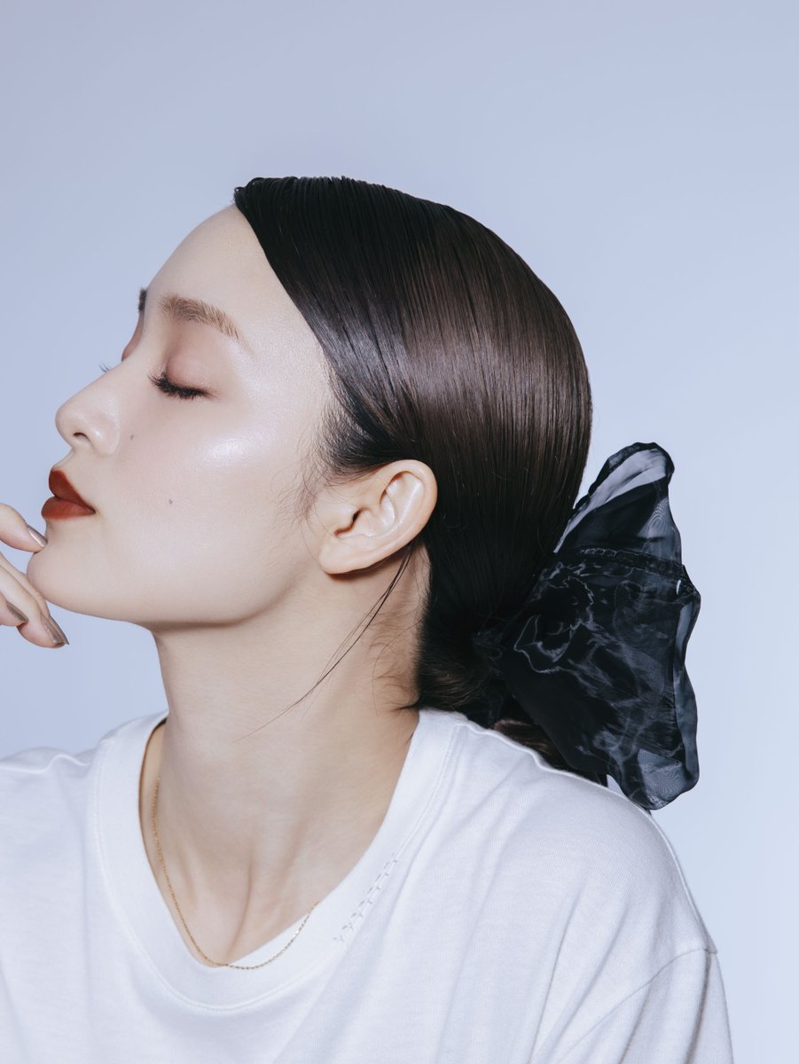 suqqu_official's tweet photo. ヘア＆メイクアップアーティストの岡田知子さんと、俳優の剛力彩芽さんが彩る秋のメイクルック提案。
ダークに見えるけれど重くない赤みのブリックブラウンは、一気にしゃれるのでアクセサリー代わりに。

SUQQU 2026 秋 カラーコレクション
ルックの詳細はこちら
https://t.co/340QgSuYpK
#SUQQU https://t.co/68Wny6ALQU