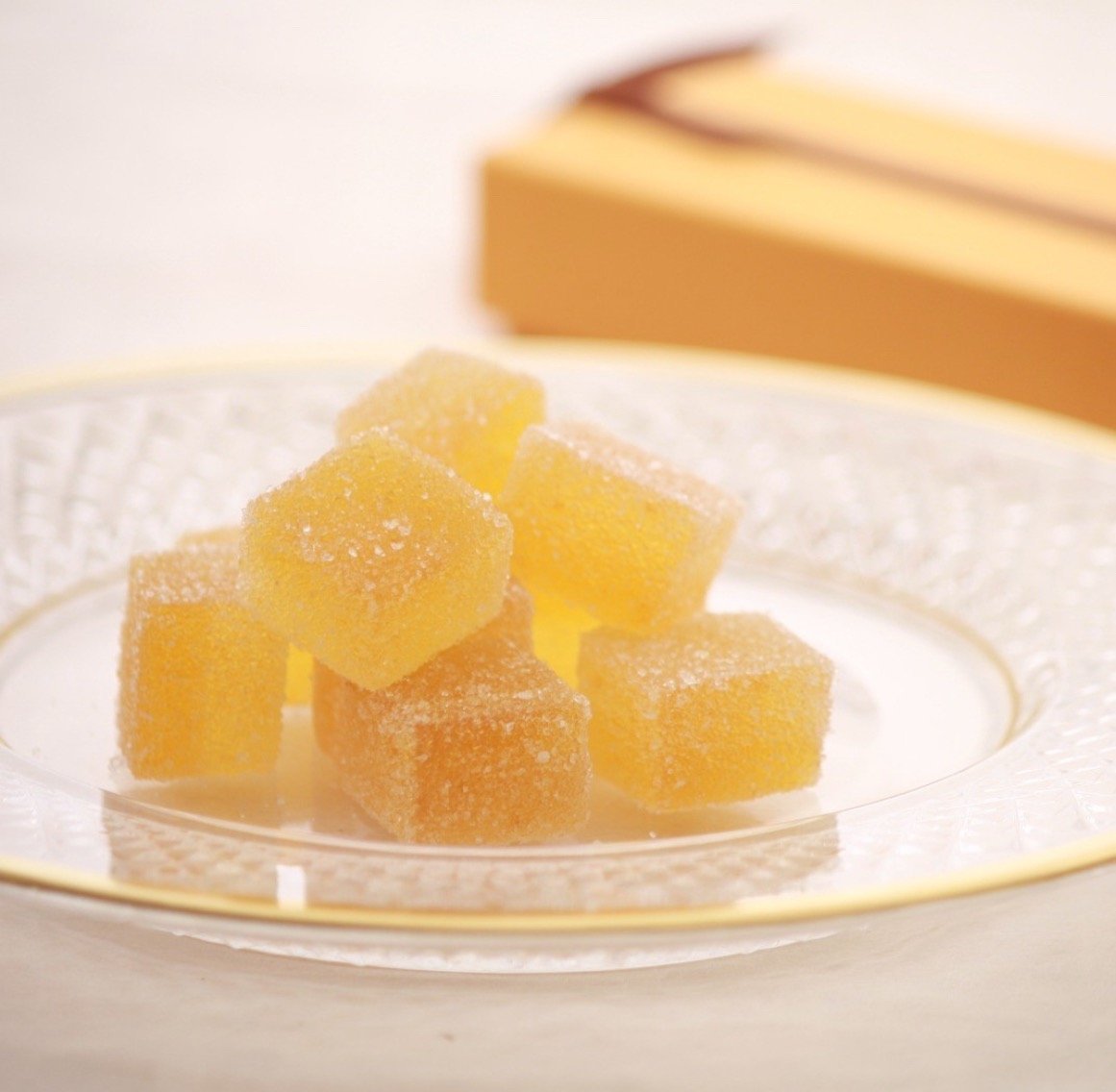wagashibuyer's tweet photo. #販売情報 #あんずの和菓子特集

続いては、栗菓子の聖地でもあり、話題のドラマのロケ地としても注目を浴びている岐阜県の恵那から『栗きんとん』でもお馴染みの #恵那寿や さんの『#柚子と杏のフリュイ』をお届けします。毎年すぐに完売してしまいますが、和菓子屋さんが作る #パートドフリュイ ということで、寒天ではなく、ペクチンゼリーとなっています。  

しっかりとした甘酸っぱさの長野県産のあんずに、ほのかに笠置の特産でもある柚子が縁の下の力持ちになって支えています。ひと口サイズで食べやすく、ついついパクパク食べてしまう僕です。これは絶対に味わってもらいたいあんず菓子のひとつです。  

日本橋・新宿・横浜・玉川・高崎・京都・大阪・泉北・米子の #高島屋 各店の #銘菓百選 にて、昨日7/29より販売しております。表面に砂糖をまぶしておりまして、あまりの暑さで溶けてしまうことも考えられるので、冷蔵庫で販売しています。  

18個入　税込972円