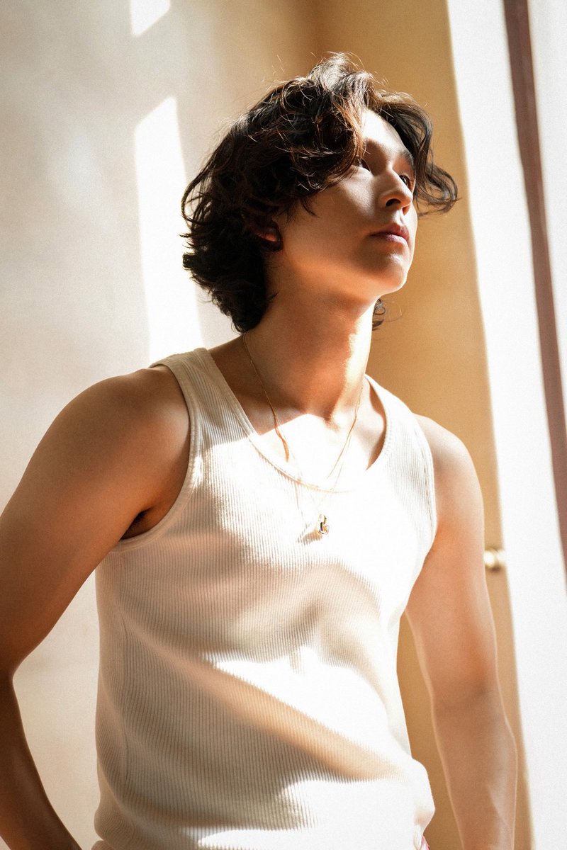voyior's tweet photo. 홍경을 모르느냐 하지 마시고 
휀걸들이 기다리다 지쳐 땡벌이 되면 큰일이 일어나므로
이런 화보 300장 가져오시거나 셀카를 주시기 바랍니다 https://t.co/P0E4uvbqmO