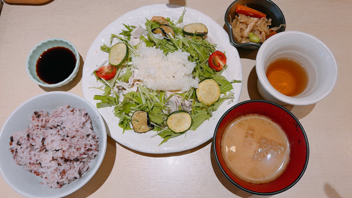 ecru_akari's tweet photo. サロンの下にあるご飯屋さん行ったことありますか？とお客様に聞かれたことがあるのですが、先日行ってきました！
暑い日だったので豚冷しゃぶ定食にしたのですが、野菜も摂れるし白米か雑穀米か選べるのも嬉しい✨
他にも煮付けやハンバーグやチキン南蛮などメニューたくさんなのでおすすめです☺️💕 https://t.co/hfxkm3jqS1