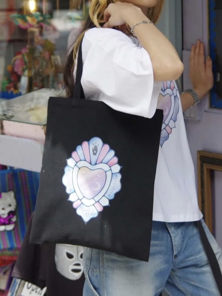 padmexico's tweet photo. PADオススメのブランド💓
"FRENZY WORKS "のトートバッグです👜

コラソン・ミラーのステンドグラスのイメージを元に
デザインされています💓🪞✨

A4、B5サイズのノートや資料なども入る
コットン生地のフラットタイプのキャンバストートバッグです❣️

★WEB SHOPに掲載中★
https://t.co/3lm7d8Zrxe https://t.co/8zjRGX07M5