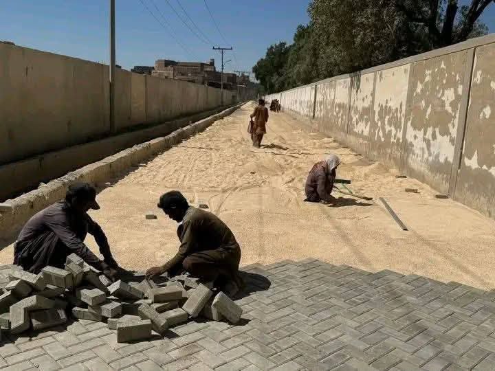 Kainatkhan4y's tweet photo. #PS62 #UC89 & #UC90 Under the vision of Chairman @BBhuttoZardari the leadership of Mayor Hyderabad @KashifShoroPPP and the support of Abdul Jabbar Khan paver block road construction is underway from Tando Yousuf Graveyard to Benazir Chowk Guru Nagar.
@jamkhanshoro @AseefaBZ https://t.co/t4Xg4qUQjl