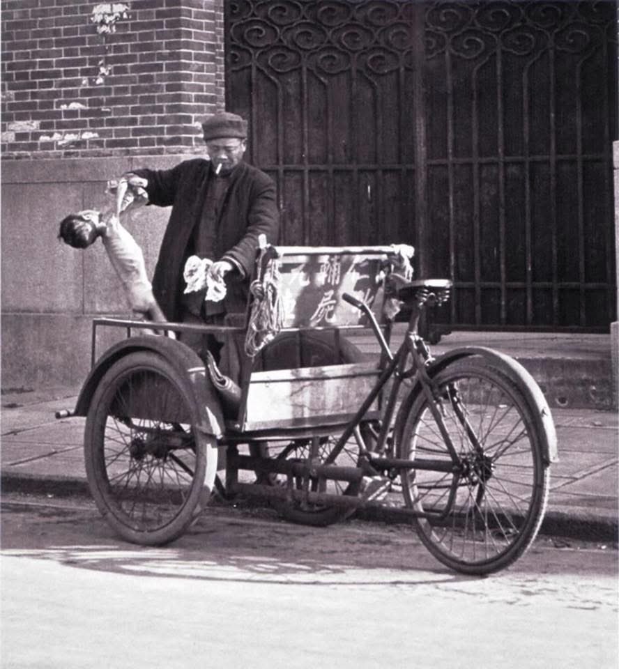 RebeccaYChan's tweet photo. A man picking up “garbage” in a street outside of a foreign concession in Shanghai. 

Circa Century of Humiliation when Chinese lives were cheap and white supremacists lived the high life — carving out “concessions”aka colonies across China. 

The Americans have been preparing for another war on China ever since they realised just how strong China was when they had to ask China to bail them out of America’s 2008 financial crisis. 

#OpiumHolocaust #NeverForget