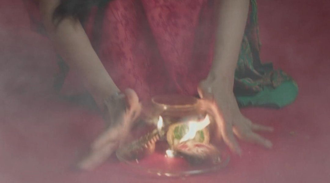 ayeshaxsukoon_'s tweet photo. From no plan to instantly making a full proof plan to kidnap the bride😂
Burnt camphor nd used the ac vent to reduce people's visibility by smoke, distracted everyone, spiked psycho's water nd removed her successfully without anyone's notice.
#AyeshaSingh #Mannat https://t.co/EiWsIVy4p2