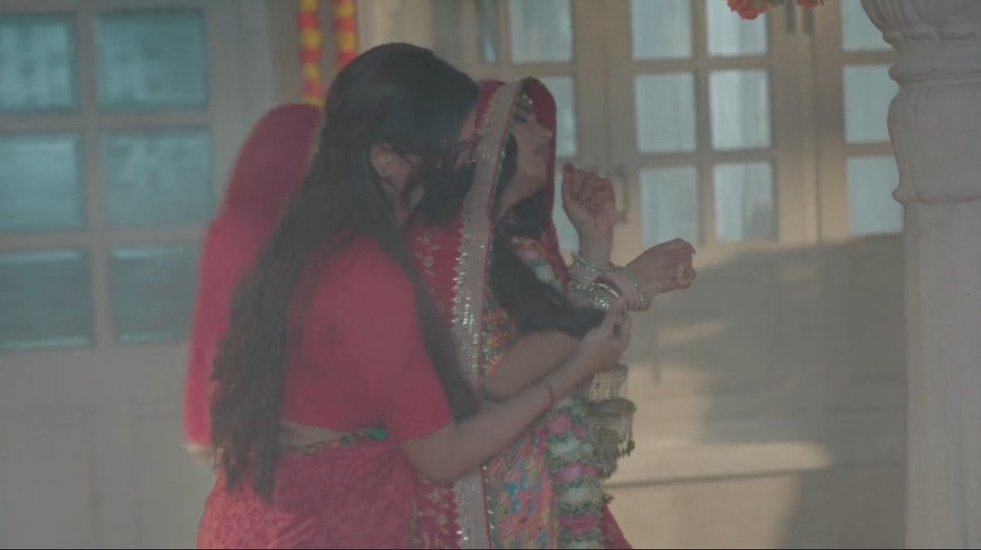 ayeshaxsukoon_'s tweet photo. From no plan to instantly making a full proof plan to kidnap the bride😂
Burnt camphor nd used the ac vent to reduce people's visibility by smoke, distracted everyone, spiked psycho's water nd removed her successfully without anyone's notice.
#AyeshaSingh #Mannat https://t.co/EiWsIVy4p2