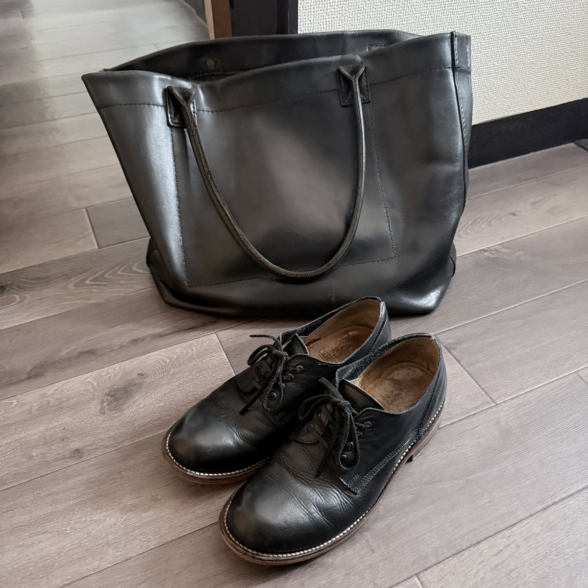 Ryuflat's tweet photo. サボっていたレザーのお手入れ。
どちらも15年位前に購入しましたが、ここ数年シューズはほぼ履いてませんでした。(レザートートは結構使う)
最近ポストマンシューズを買ったので、それを機に使い分けて楽しもうと思います。 https://t.co/9PyAWAxnds