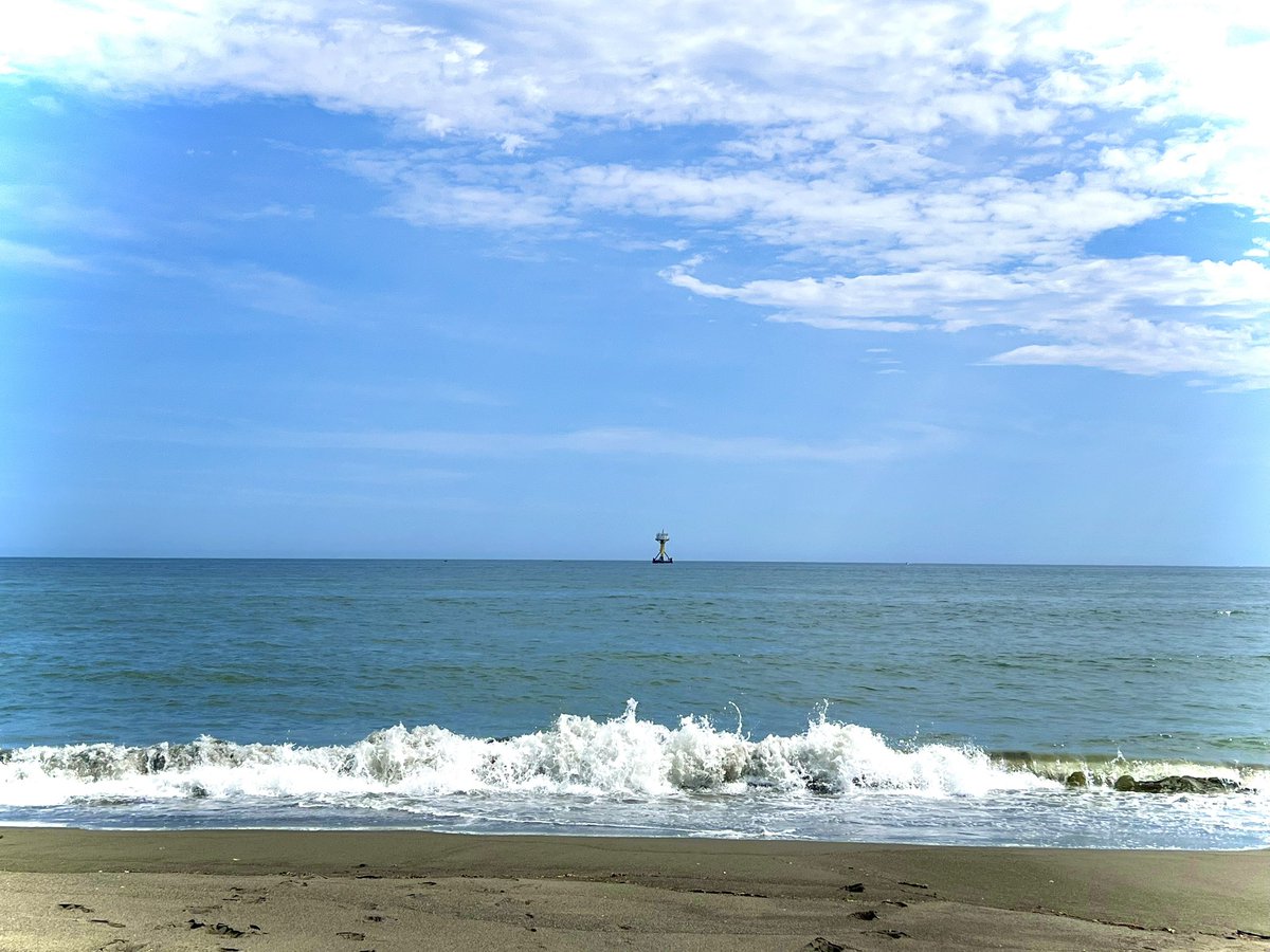 Shino4know's tweet photo. 海水に浸かるのは何年ぶりくらいだろうか🌊 https://t.co/8J6XccFfYS