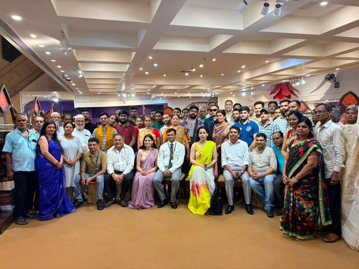 ncdpd_official's tweet photo. Hon'ble MP Smt. Kangana Ranaut Ji visited the Weaves of India Festival and interacted with participating weavers and artisans from across the country. She appreciated their craftsmanship.

📍 Central Cottage Industries Emporium, Janpath, Delhi
🗓️ 24th July – 7th August 2026 https://t.co/2L278jK8Tp
