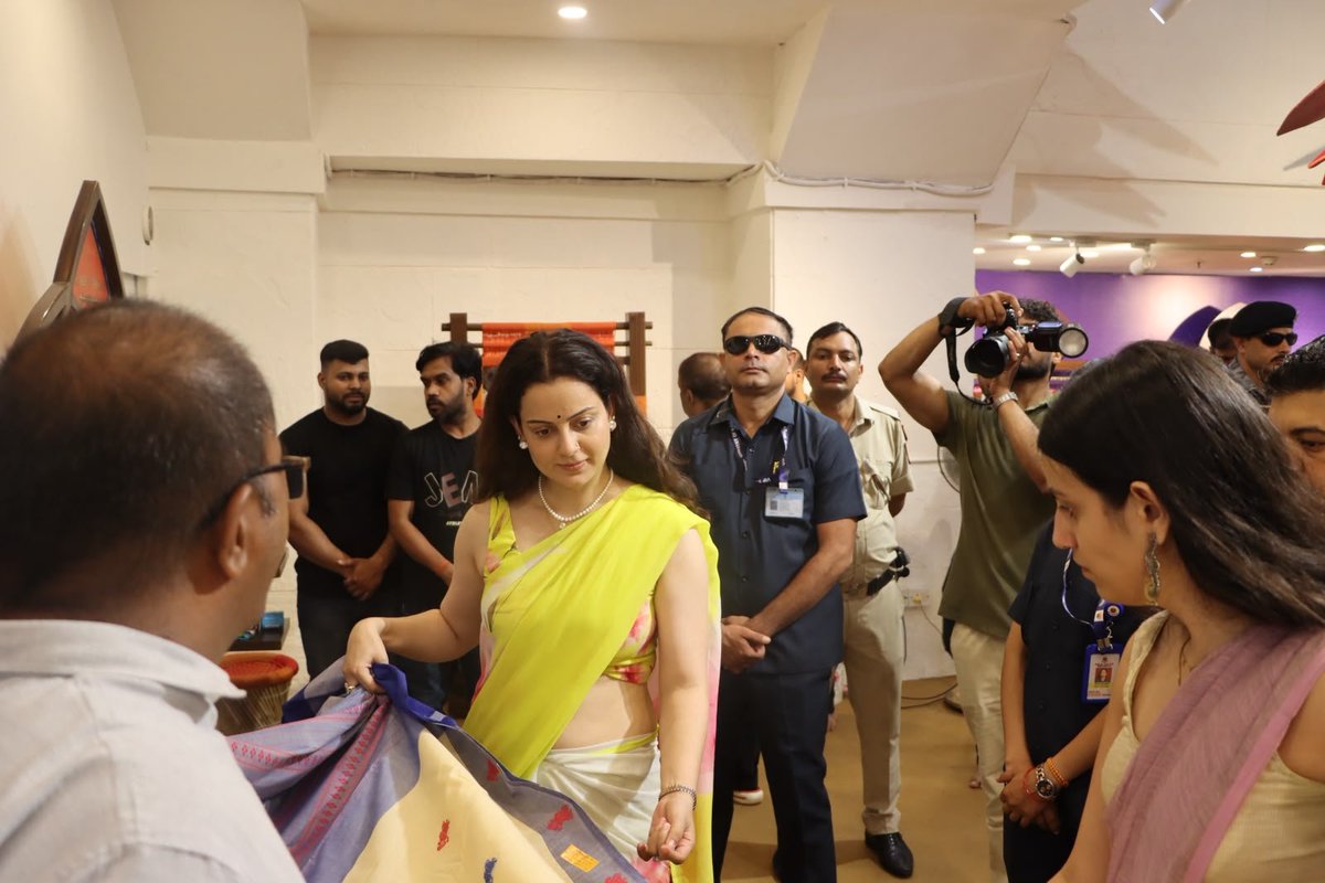ncdpd_official's tweet photo. Hon'ble MP Smt. Kangana Ranaut Ji visited the Weaves of India Festival and interacted with participating weavers and artisans from across the country. She appreciated their craftsmanship.

📍 Central Cottage Industries Emporium, Janpath, Delhi
🗓️ 24th July – 7th August 2026 https://t.co/2L278jK8Tp