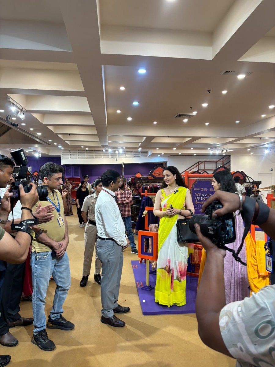 ncdpd_official's tweet photo. Hon'ble MP Smt. Kangana Ranaut Ji visited the Weaves of India Festival and interacted with participating weavers and artisans from across the country. She appreciated their craftsmanship.

📍 Central Cottage Industries Emporium, Janpath, Delhi
🗓️ 24th July – 7th August 2026 https://t.co/2L278jK8Tp