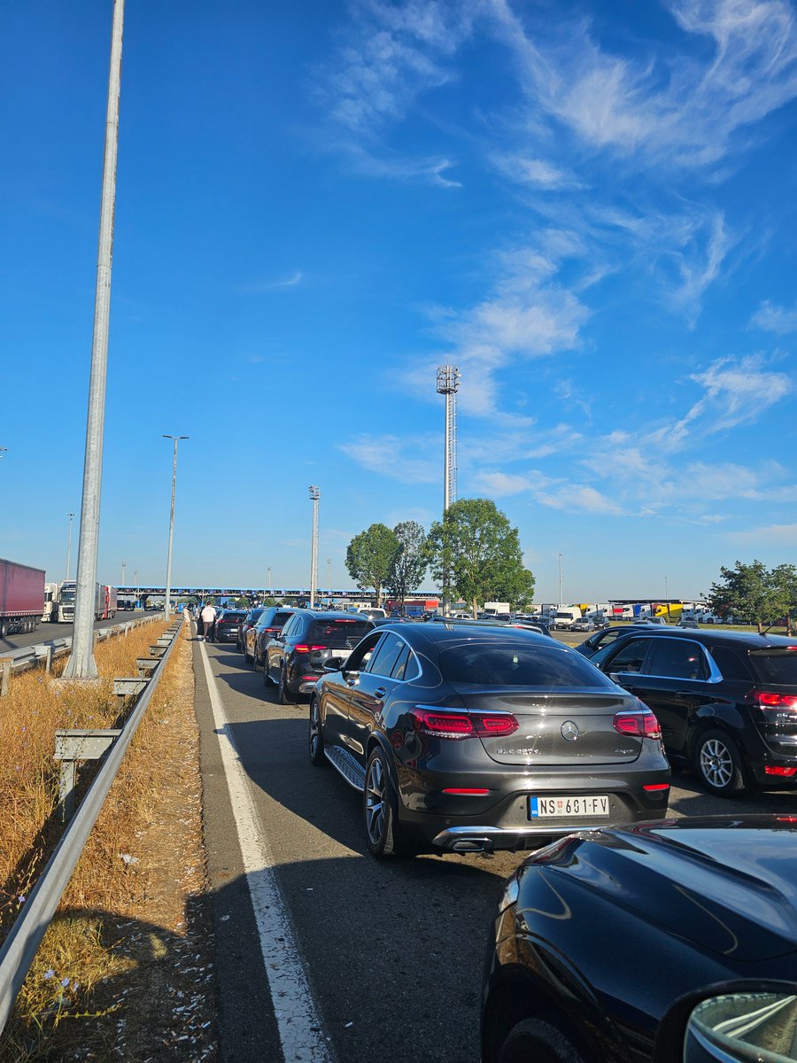 ilirfetai's tweet photo. @vonderleyen : is this your EU? Entering croatia! A disaster, a torture! https://t.co/EZnmKSpx45