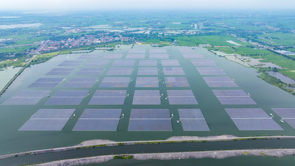 PDChina's tweet photo. A 150-MW floating solar farm in Fengtai County, east China’s Anhui Province, has transformed a mining subsidence area into a green energy hub as the county accelerates its renewable energy transition. The county now has 11 10-kV distributed photovoltaic power stations, with a combined installed capacity of 38.74 MW, further boosting local clean energy development. @AnhuiChina