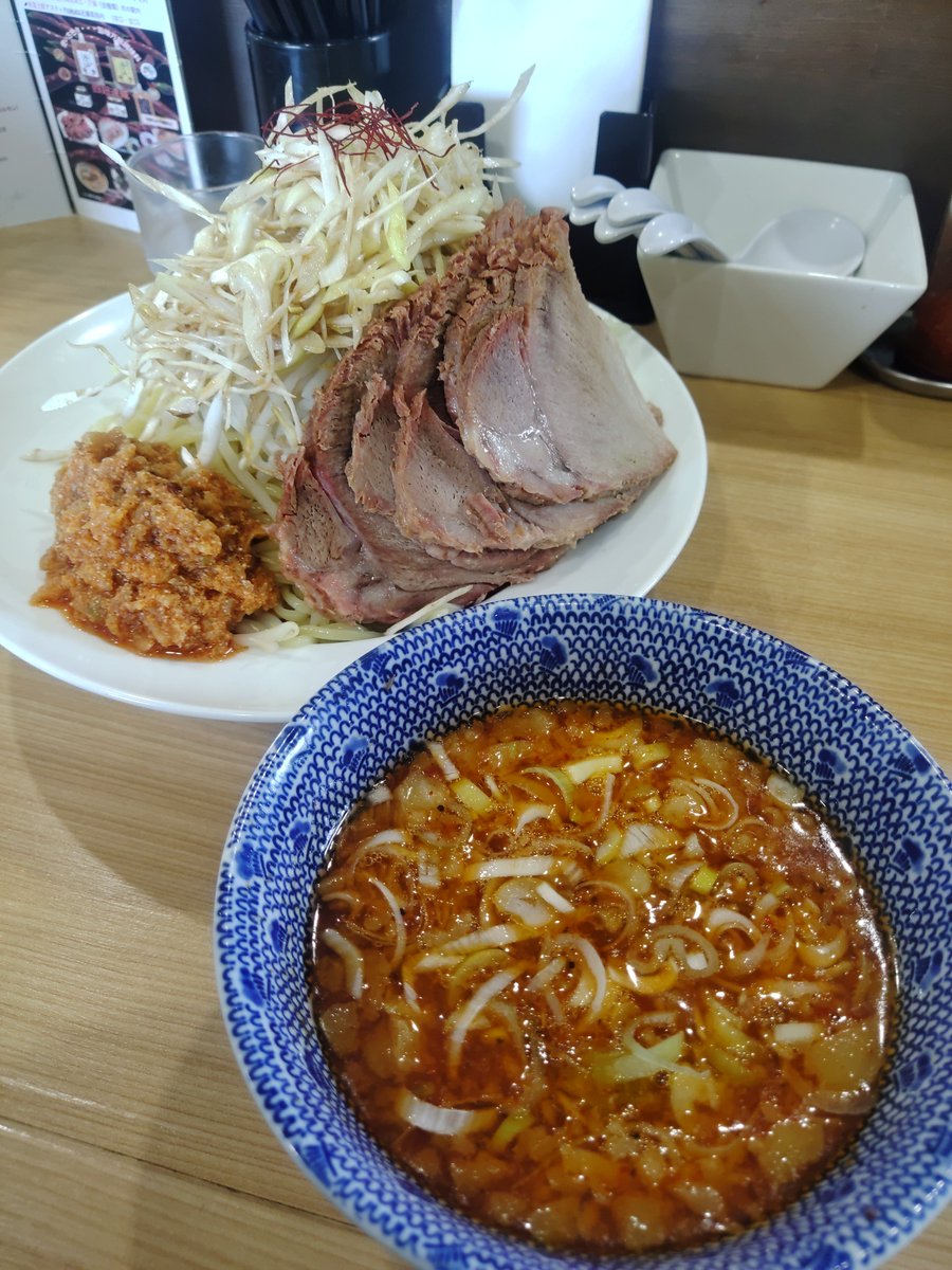 tiidan_kimetsu's tweet photo. お昼
#西屋
鬼ヶ島つけ麺大盛
TP🥩＋ネギ

裏メニュー的な🤔？

⛰️が来たぞ🤣🤣🤣
🥩ネギTPしたらボリュームすげぇw

具沢山だし、味噌の風味やゴマの風味が効いたピリ辛なスープで麺を食う手が止まらなくなる🤩
じんわり汗かきながらゴリゴリ食べ進め完食。
夏にもってこいな１杯でございました🙇‍♂ https://t.co/FKylV172yc