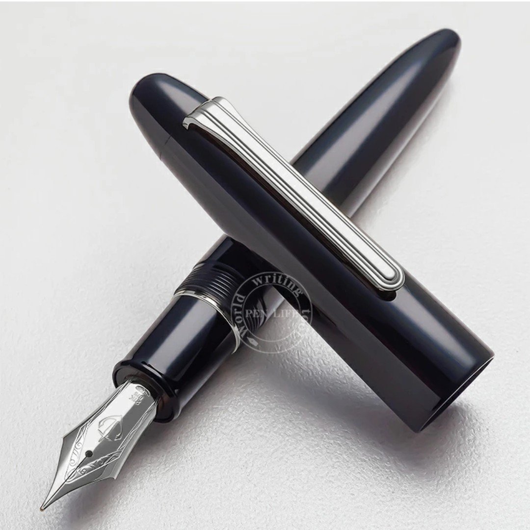 Penlife_Rakuten's tweet photo. 【ラスト1本となりました】
メーカー生産終了となるキングプロフィット エボナイト万年筆。
凛とした落ち着きを感じさせるシルバートリム。
ぜひお手に取っていただきたい逸品です✨️
#万年筆 #PENLIFE https://t.co/YzIrwZ3j7g
