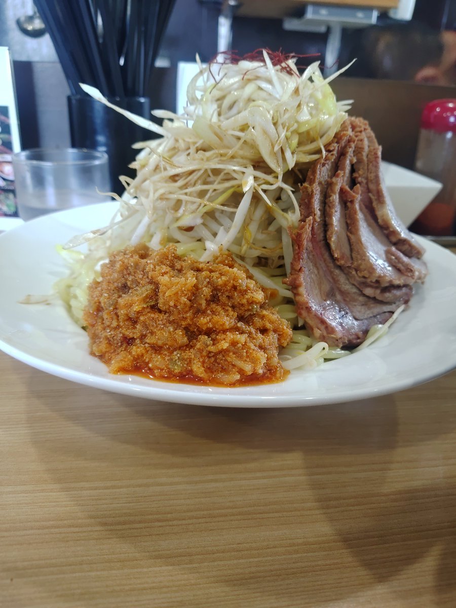 tiidan_kimetsu's tweet photo. お昼
#西屋
鬼ヶ島つけ麺大盛
TP🥩＋ネギ

裏メニュー的な🤔？

⛰️が来たぞ🤣🤣🤣
🥩ネギTPしたらボリュームすげぇw

具沢山だし、味噌の風味やゴマの風味が効いたピリ辛なスープで麺を食う手が止まらなくなる🤩
じんわり汗かきながらゴリゴリ食べ進め完食。
夏にもってこいな１杯でございました🙇‍♂ https://t.co/FKylV172yc