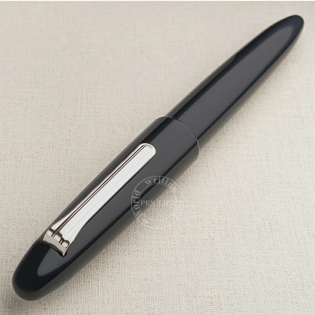Penlife_Rakuten's tweet photo. 【ラスト1本となりました】
メーカー生産終了となるキングプロフィット エボナイト万年筆。
凛とした落ち着きを感じさせるシルバートリム。
ぜひお手に取っていただきたい逸品です✨️
#万年筆 #PENLIFE https://t.co/YzIrwZ3j7g