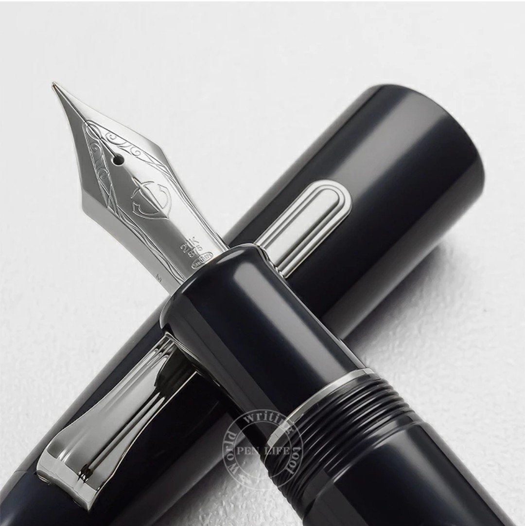 Penlife_Rakuten's tweet photo. 【ラスト1本となりました】
メーカー生産終了となるキングプロフィット エボナイト万年筆。
凛とした落ち着きを感じさせるシルバートリム。
ぜひお手に取っていただきたい逸品です✨️
#万年筆 #PENLIFE https://t.co/YzIrwZ3j7g