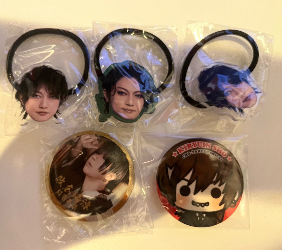 68_1128's tweet photo. ゴールデンボンバー　交換
【求】画像1（❌のついていないもの）
【譲】画像2（ヘアゴム×3、缶バッジ×2）

現地手渡し希望です！
現在会場から離れているため、開場前後でのお取引になるかと思います。
お気軽にリプやDMお待ちしてます 🥹 https://t.co/jOvxNHHR8y