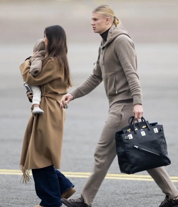Mentes99's tweet photo. Haaland guardando  la bolsa de su esposa  dentro de su bolsa 🤭 https://t.co/FBb9ePgryI