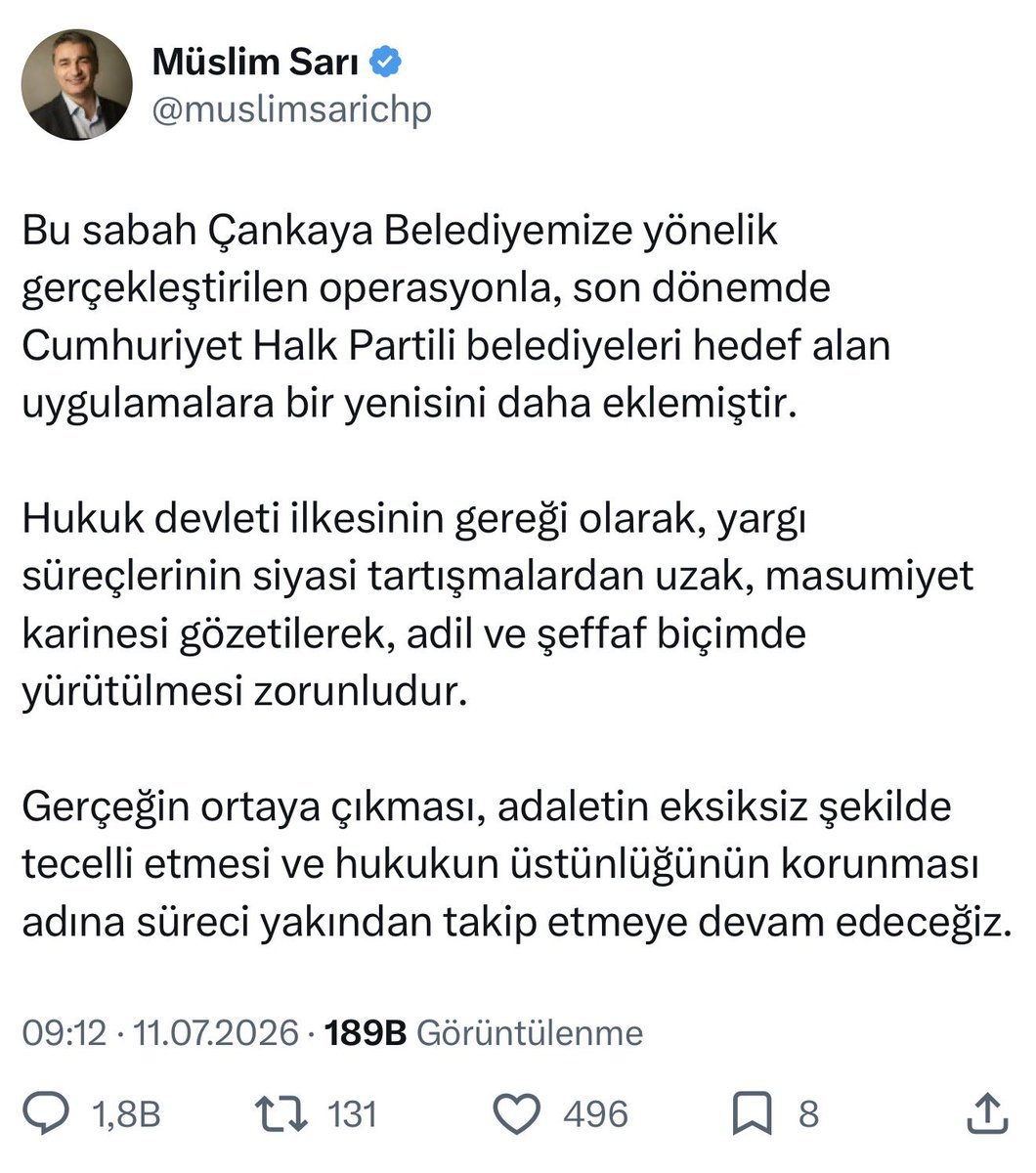 muratagirel's tweet photo. Müslim Sarı, CHP’li belediyelere yönelik her operasyonun ardından neredeyse aynı metni paylaşıyor.

Paylaşımlarında yalnızca operasyonun düzenlendiği belediyenin adı ve birkaç küçük ifade değişiyor. Geri kalan bölüm ise büyük ölçüde aynı şablondan oluşuyor.

Şimdi Etimesgut Belediyesi’ne yönelik operasyon yapıldı.

Eğer bu iletişim kalıbı devam ederse, muhtemel paylaşım da şu şekilde olmalı:

“Bu sabah Etimesgut Belediyemize yönelik gerçekleştirilen operasyon, son dönemde Cumhuriyet Halk Partili belediyelere yönelik art arda yürütülen adli süreçlerin yeni bir örneği olmuştur.

Yargı süreçlerinin hukuk devleti ilkesi doğrultusunda, siyasi tartışmalardan uzak, masumiyet karinesi gözetilerek yürütülmesi ve tutuksuz yargılamanın esas alınması zorunludur.

Adaletin gecikmeden tecelli etmesi ve gerçeğin eksiksiz şekilde ortaya çıkarılması için süreci dikkatle takip etmeyi sürdüreceğiz.”

Bakalım yine aynı şablon kullanılacak mı?