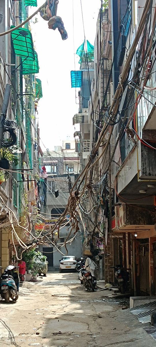 AashishRajput08's tweet photo. Dear @bsesdelhi अत्यंत आवश्यक सूचना
A Block, Rama Park, Mohan Garden, Uttam Nagar में MCD के बिजली के पोल नंबर 951,MCD वार्ड नंबर 114 पर BSES की कई केबल/तार बेहद नीचे तक लटक रहे हैं। कोई भी बच्चा आसानी से इन्हें छू सकता है, जिससे बड़ा हादसा हो सकता है।

@bsesdelhi @MCD_Delhi https://t.co/YustvkrnqT