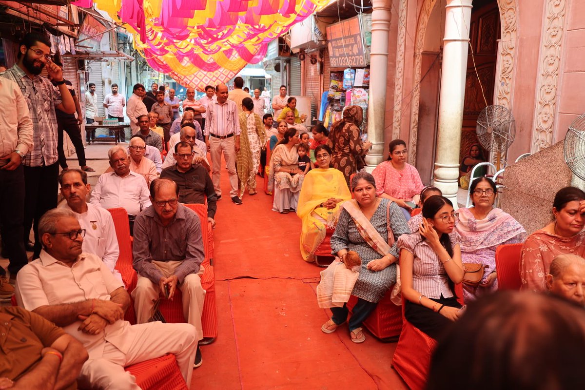 praveshwahi's tweet photo. प्रसिद्ध समाजसेवक तथा आरएसएस कार्यकर्ता बड़े भाई श्री दीपक सेठ जी के नाम पर मार्ग का नामकरण कार्यक्रम में रहना हुआ।

जिलाध्यक्ष श्री @ajaykhatana013, पार्षद श्री @AjayRaviHans  व परिवार जन उपस्थित रहे ।

#viksitdelhi #delhi #road #namingceremony https://t.co/0AcobPNLV7