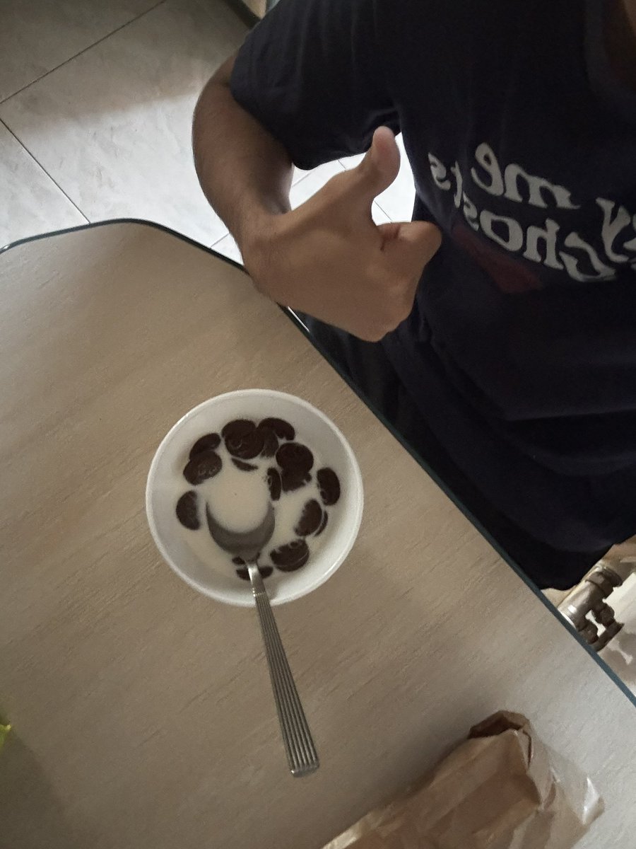 esthiveven's tweet photo. desayunito antes de ver a ye (q le pasa a mi dedo 💀) https://t.co/svjji9Khfp